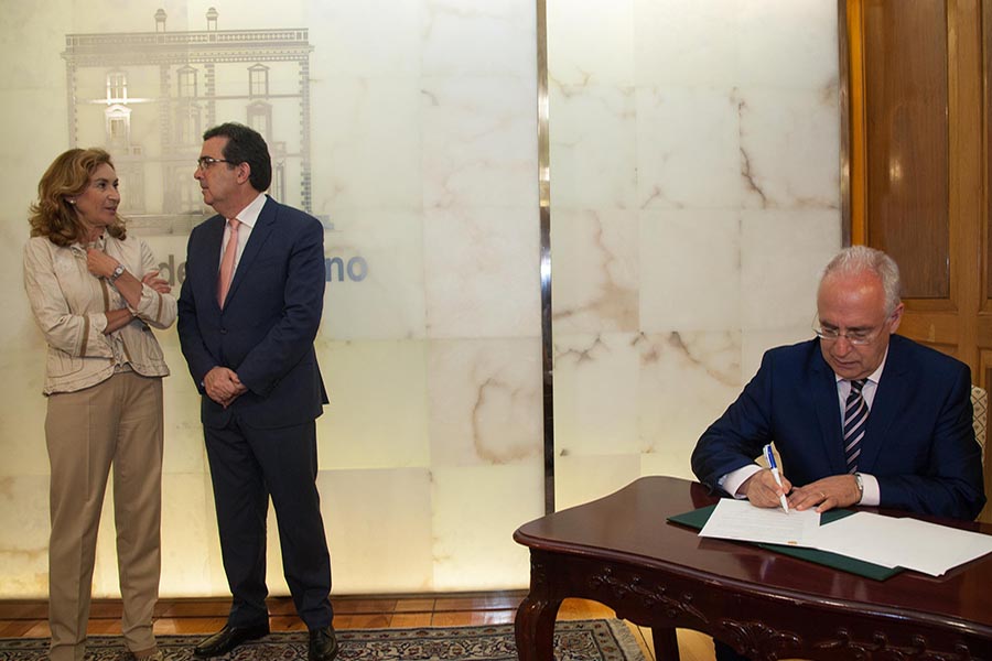 El Gobierno de La Rioja y la Fundación Amancio Ortega firman un protocolo para adquirir equipos de diagnóstico y tratamiento del cáncer